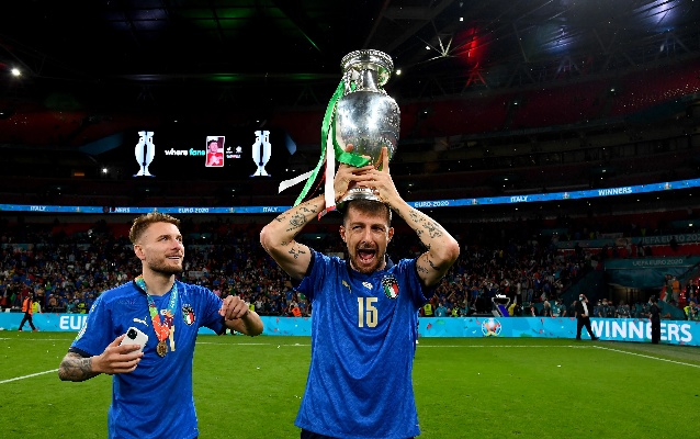 湘超岳阳队球衣揭秘：红蓝撞色，文武兼备主客场风采→